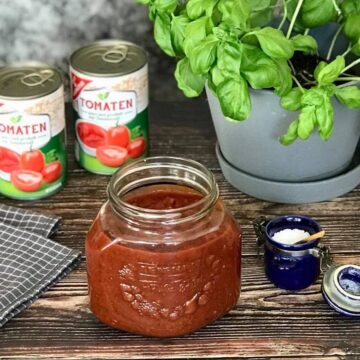 Vegan marinara sauce in a jar.