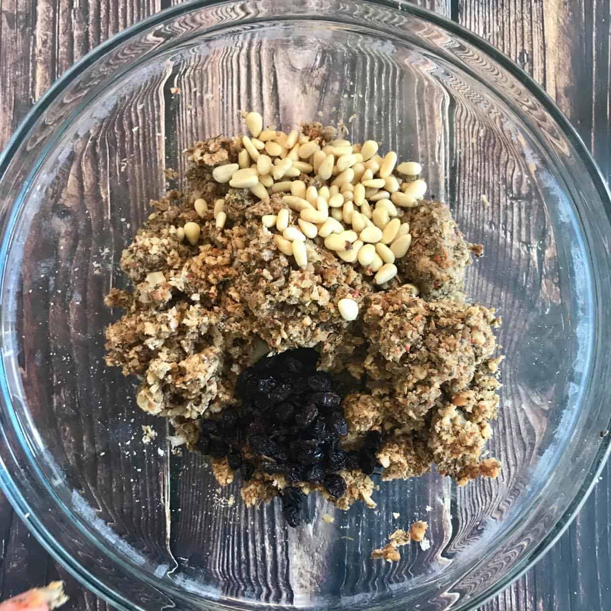Pine nuts and currants added to the lentil mixture.