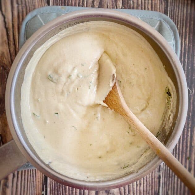 Cahsew queso in a pot.