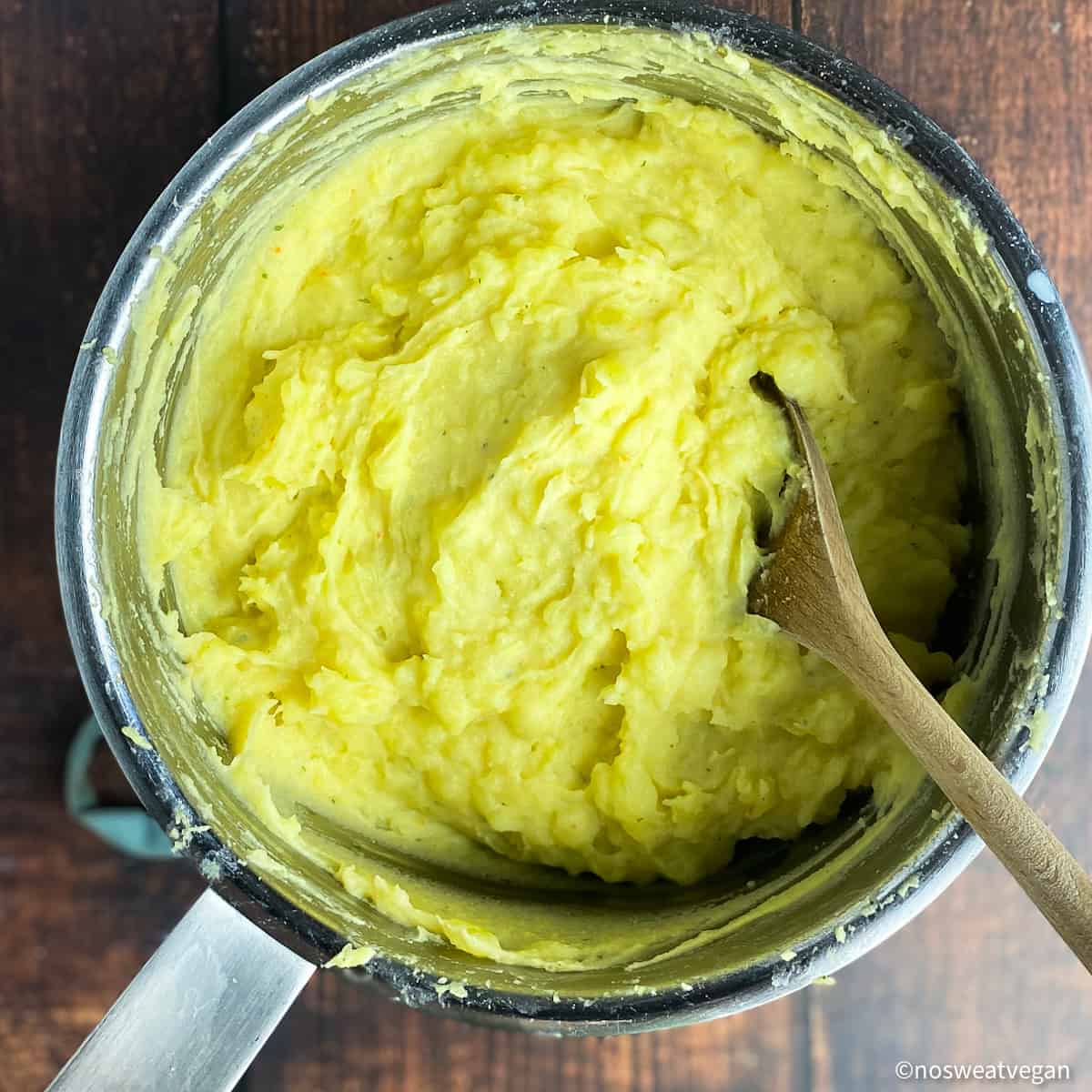 Mashed potatoes in pot.