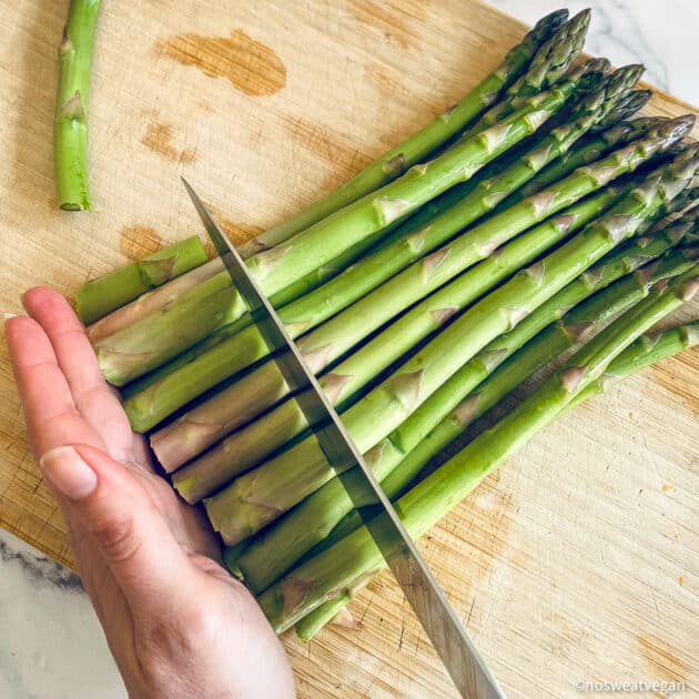 Line up the asparagus and cut off the ends.