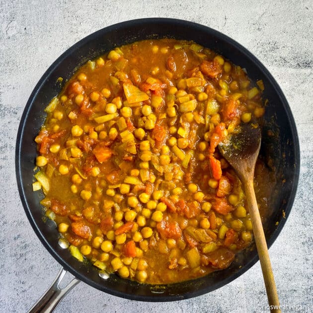 Add tomatoes to the vegan curry.