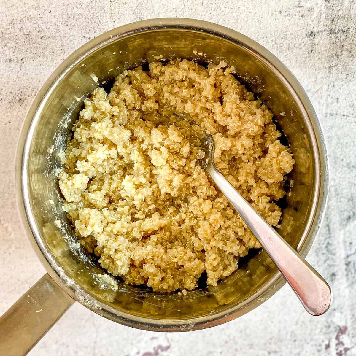 Cooke quinoa in pot.