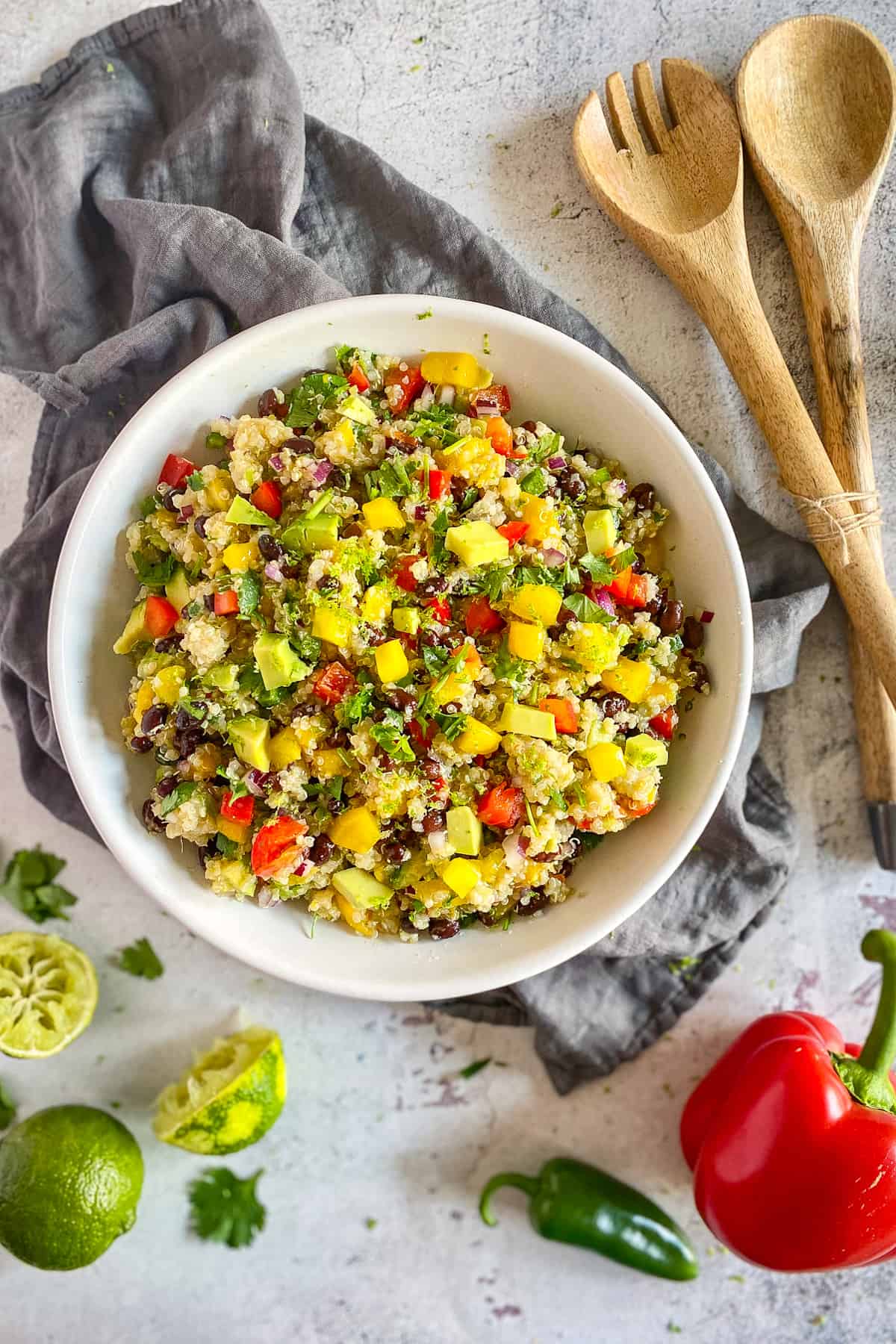 Zesty quina salad in a bowl.