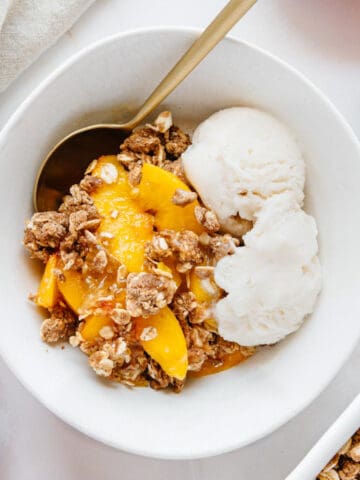 Vegan peach crisp recipe.