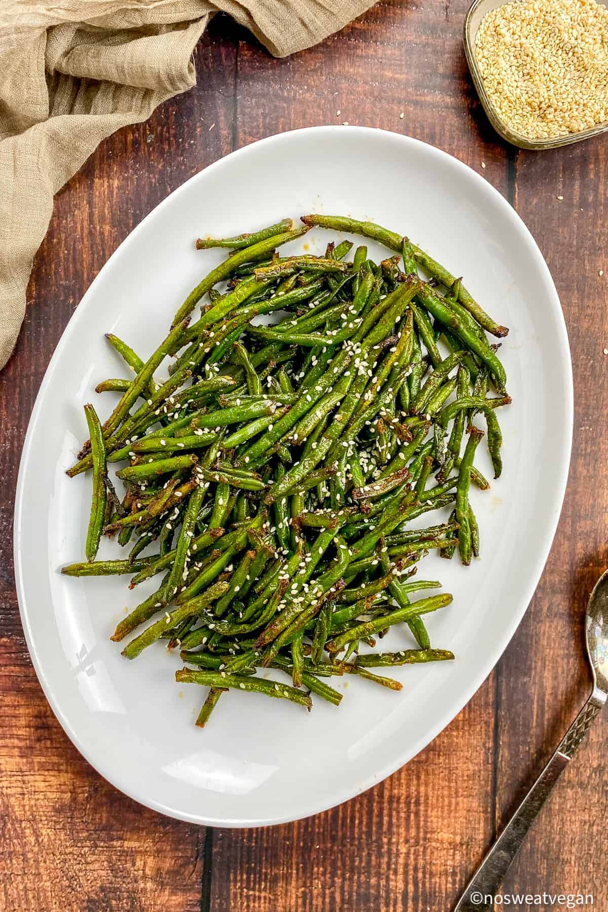 Air fryer frozen green beans on a plate.