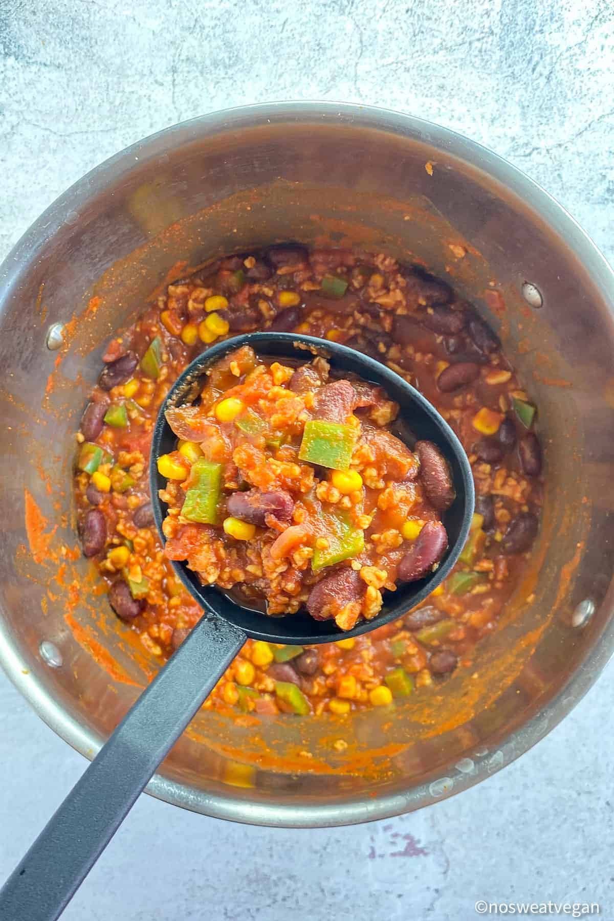 Pot with cooked chili sin carne.